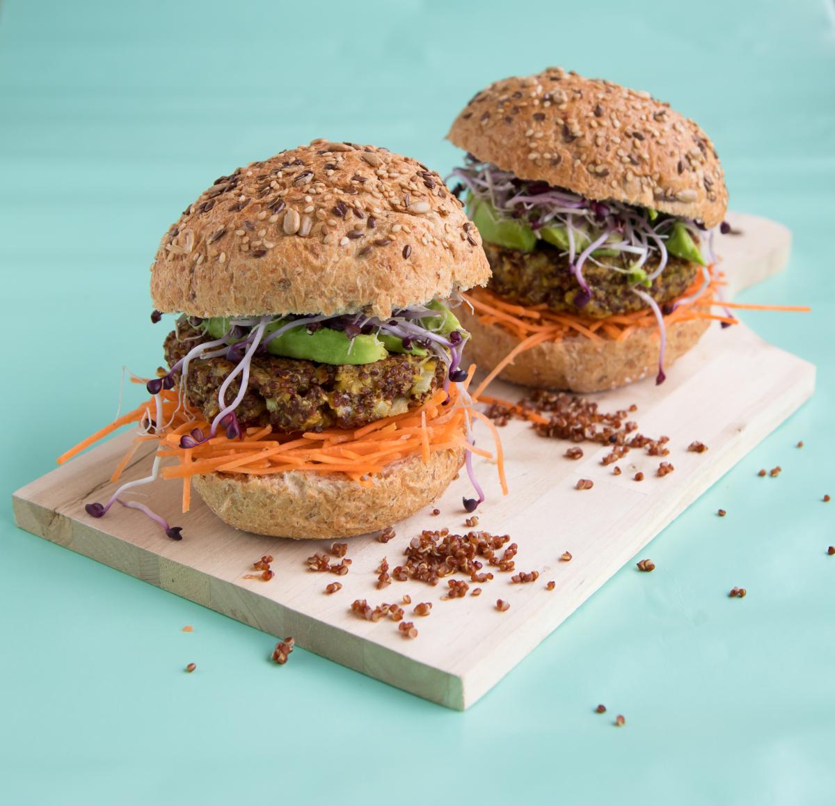 Boekoeloekoe Burger mit roter Quinoa