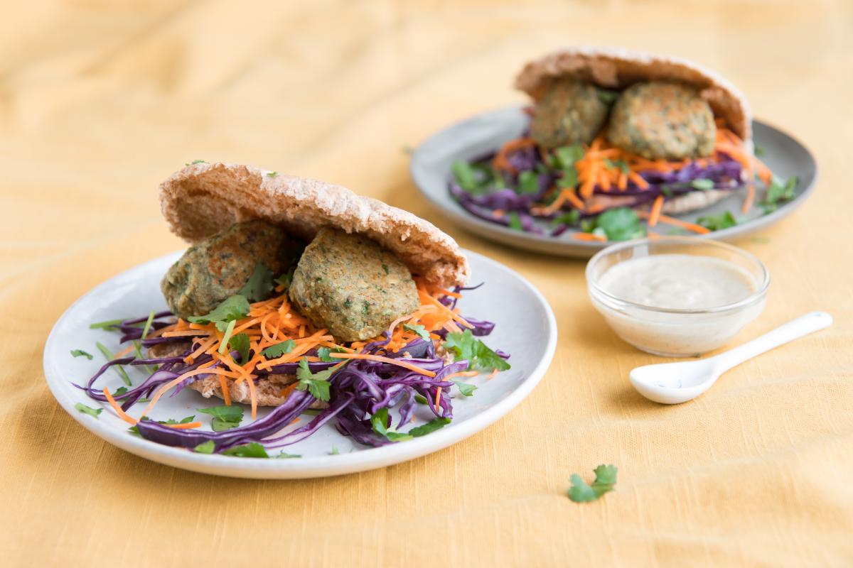 Pita mit Petersilienbällchen und Harissa-Sauce